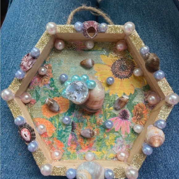 Malibu Hexagonal Floral Decor with Pearls and Shells - Picture 1 of 6